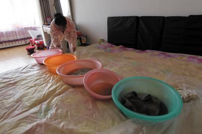 中山楼上漏水，住户失联，小区没物管，业主维权难！律师来支招……